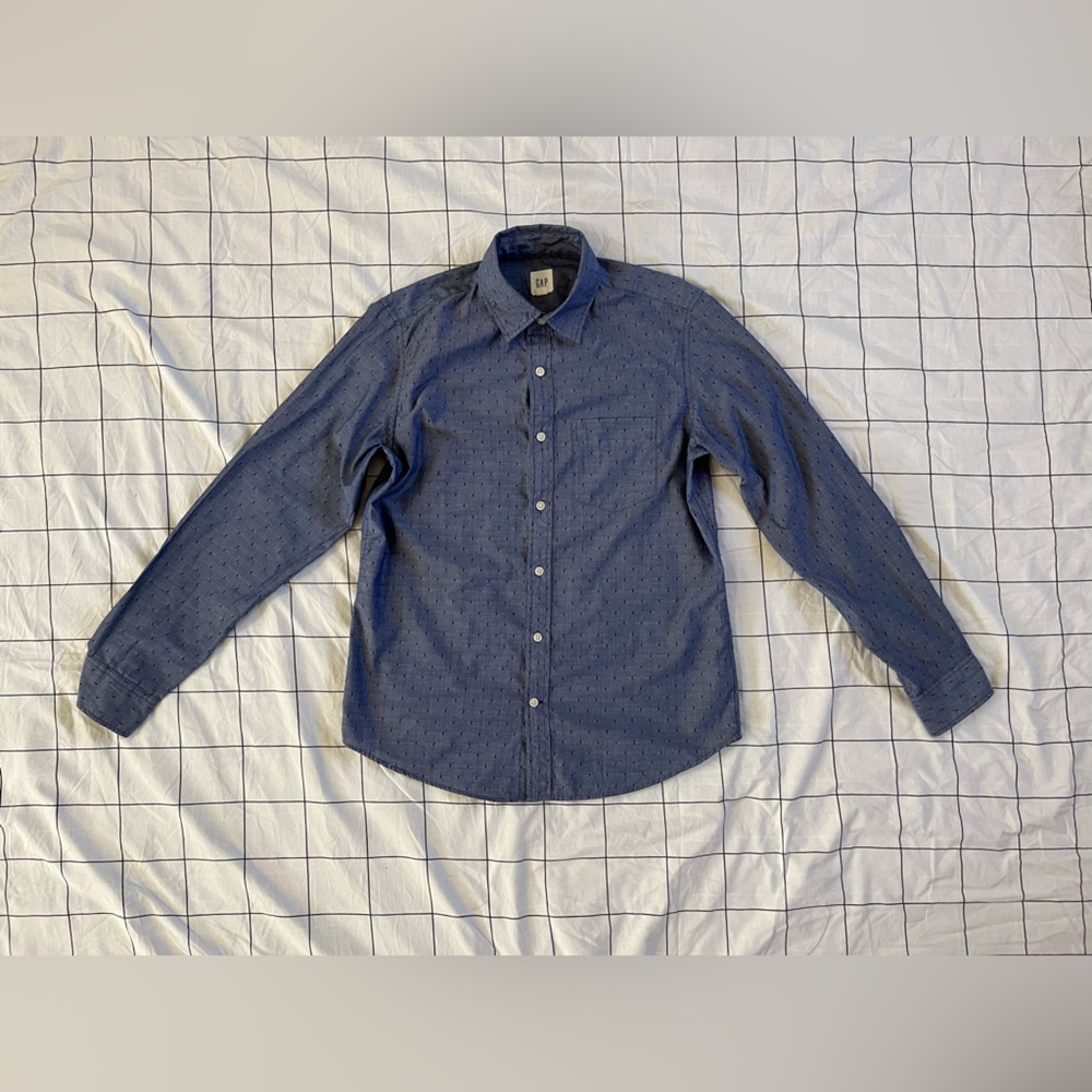 Gap. Small poplin dobby dress shirt. Blue dots.
